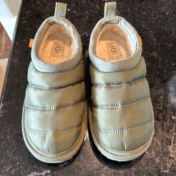 Boys UGG Slippers like new size 2 - Picture 1 of 4
